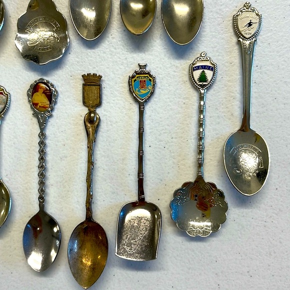 Lot of 17 Souvenir Spoons - Picture 5 of 7